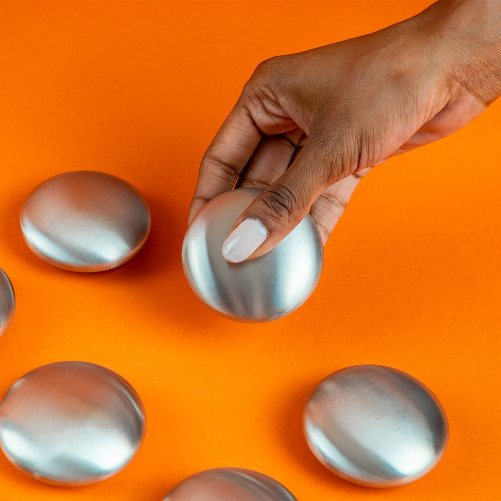 savon en inox sur fond orange