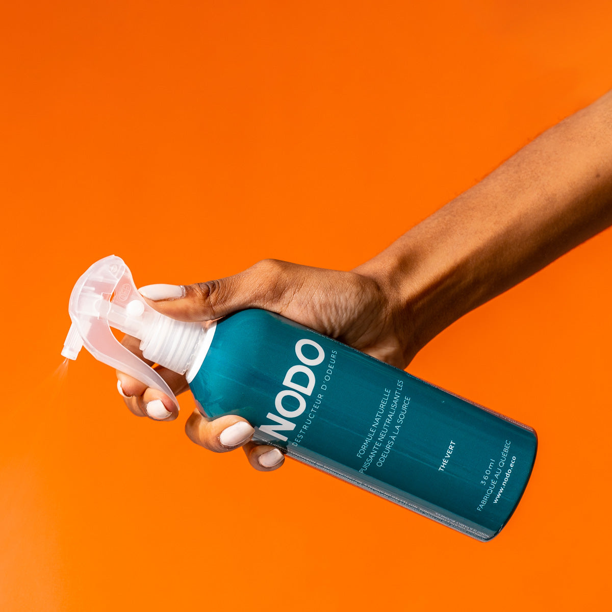 Photo du neutralisant d’odeurs NODO pour compost, produit écoresponsable fabriqué au Québec, présenté sur fond coloré.