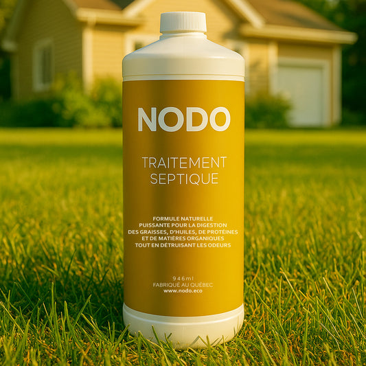 Bouteille NODO Traitement Septique posée sur une pelouse devant un chalet québécois, sous une lumière dorée – produit naturel fabriqué au Québec pour accélérer la digestion des graisses et éliminer les odeurs des fosses septiques.