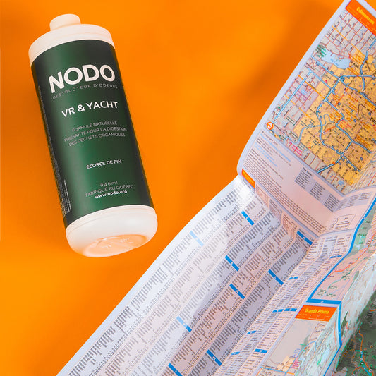 Bouteille neutralisant d'odeurs Nodo pour eaux noires sur fond orange à côté d'une carte géographique.